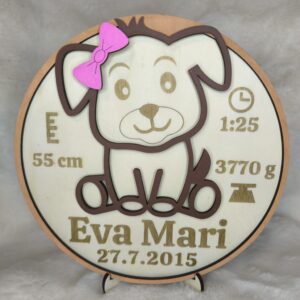 spominska rojstna tablica z imenom otroka na lesenem stojalu