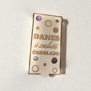 Lesena darilna škatla s poljubnim napisom – popolna za čokolado