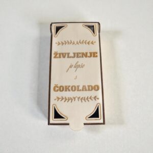 globoka lesena darilna škatla s poljubnim napisom