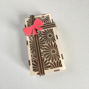lesena darilna škatla s pokrovom – elegantna embalaža za darila