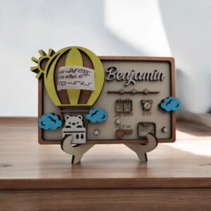 personalizirana lesena tablica z rojstnimi podatki in prostorom za zapestnico