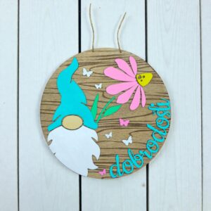 lesena tabla za vhodna vrata z dekorativnim motivom