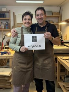 Ustvarjalca EMJaBe v delavnici