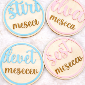 Lesene milestone kartice za prvo leto v roza in modri barvi